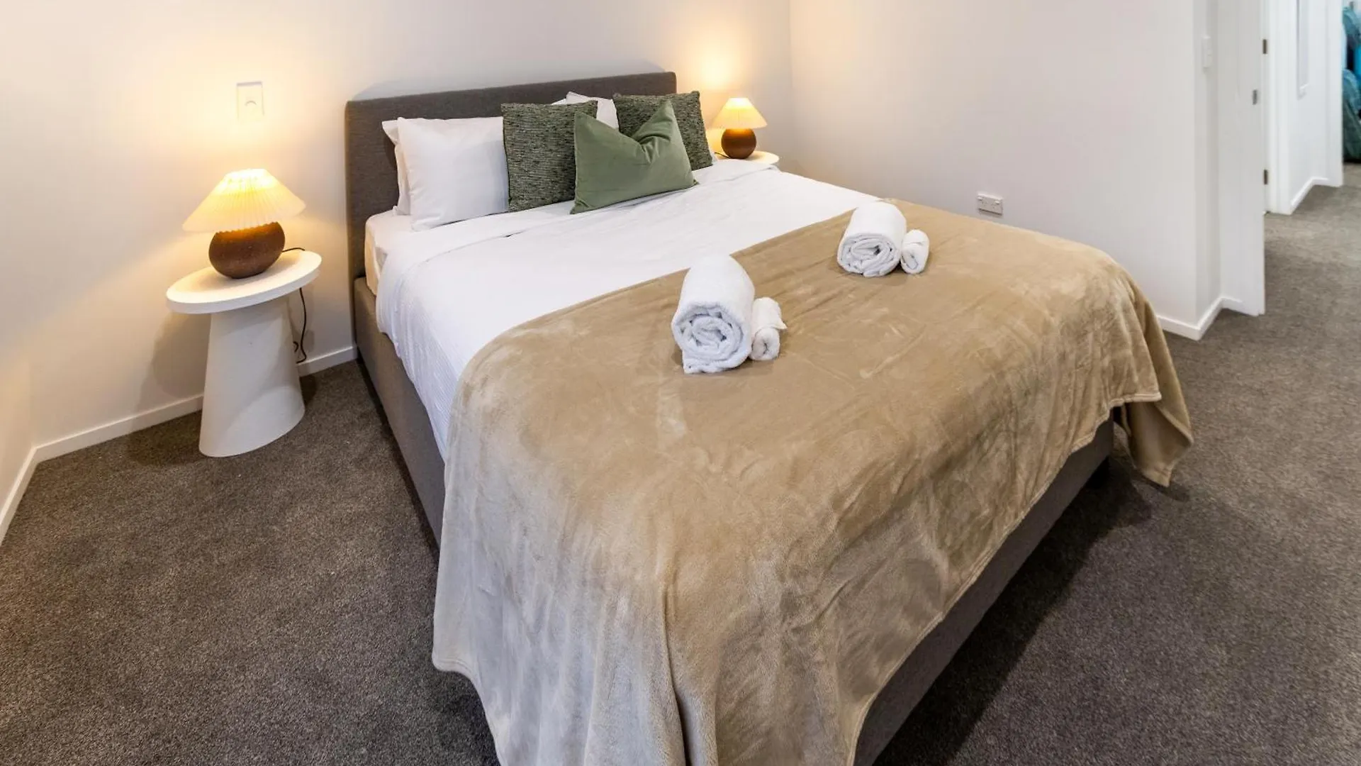 Urban Retreat: 2-Br Gem In Central Christchurch Lejlighed